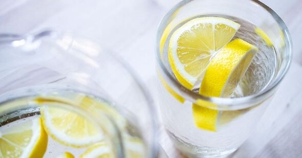 Agregar jugo de limón al agua hará que sea más fácil seguir una dieta basada en agua. 